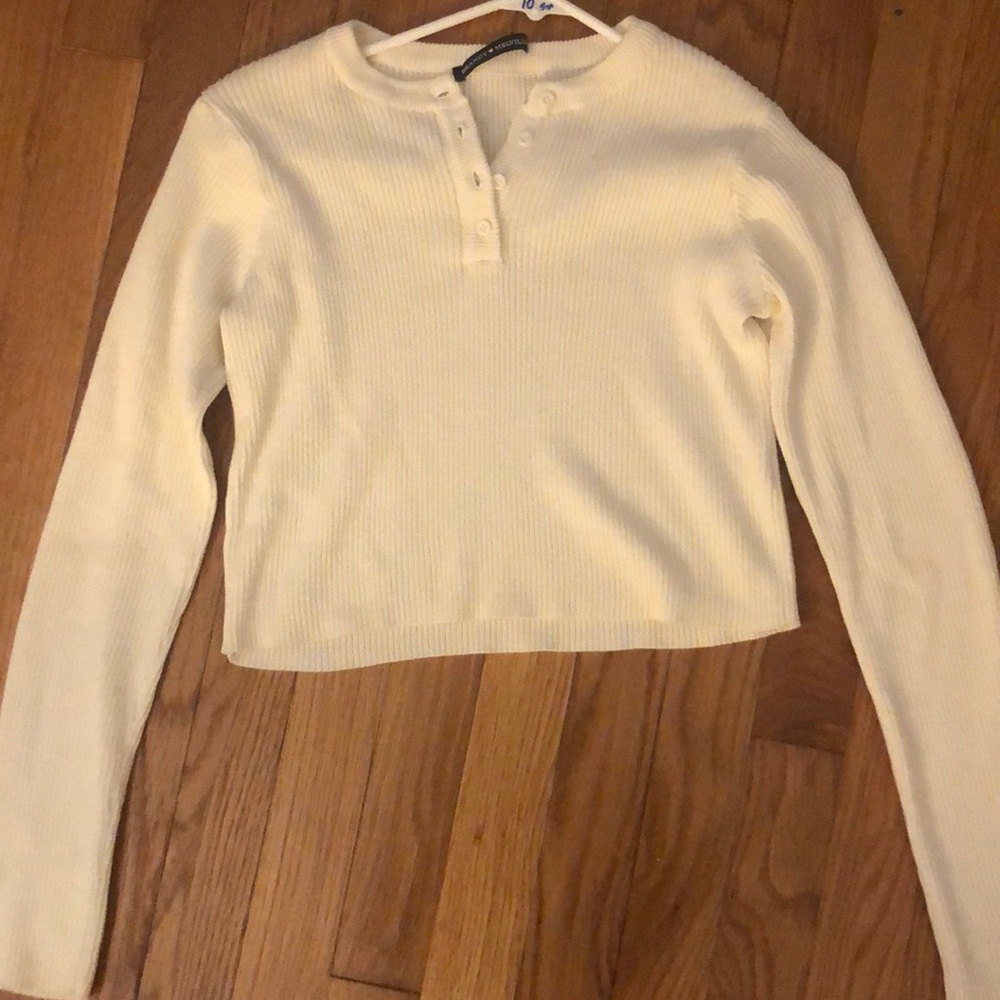 Brandy Melville cream cropped sweater 🤍